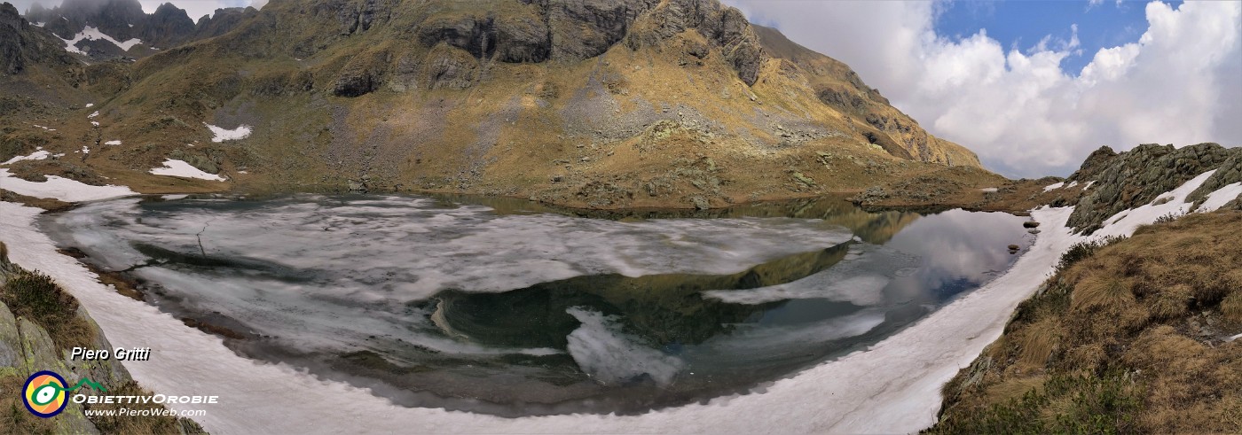 46 Il Lago superiore di Ponteranica in parte sghiacciato.jpg